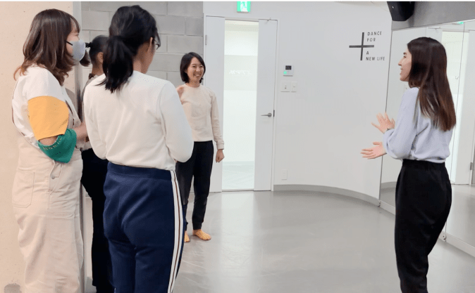 笑顔の講師と4人の生徒