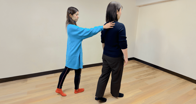 体の歪みチェックを受ける生徒